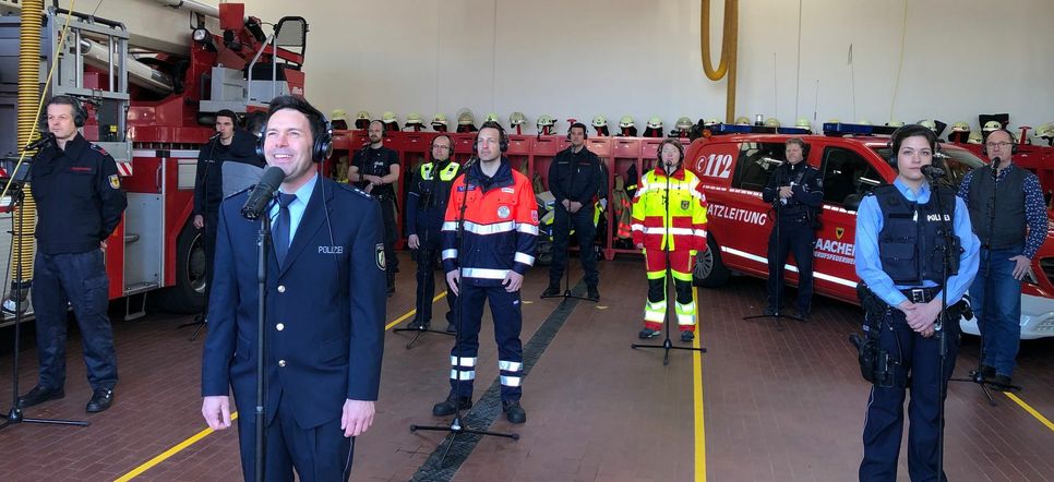 Die Feuerwehren in Stadt und StädteRegion Aachen starten mit der Polizei Aachen eine große Musik-Aktion. Der Song ist ab heute auf Youtube zu sehen, jeden späten Nachmittag erklingt das Lied in den Straßen unserer Region. Foto: Stadt Aachen