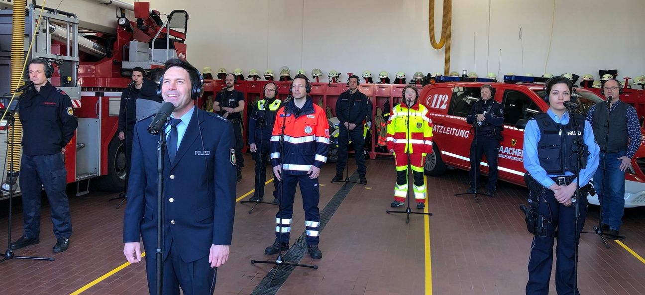 Die Feuerwehren in Stadt und StädteRegion Aachen starten mit der Polizei Aachen eine große Musik-Aktion. Der Song ist ab heute auf Youtube zu sehen, jeden späten Nachmittag erklingt das Lied in den Straßen unserer Region.  Foto: Stadt Aachen