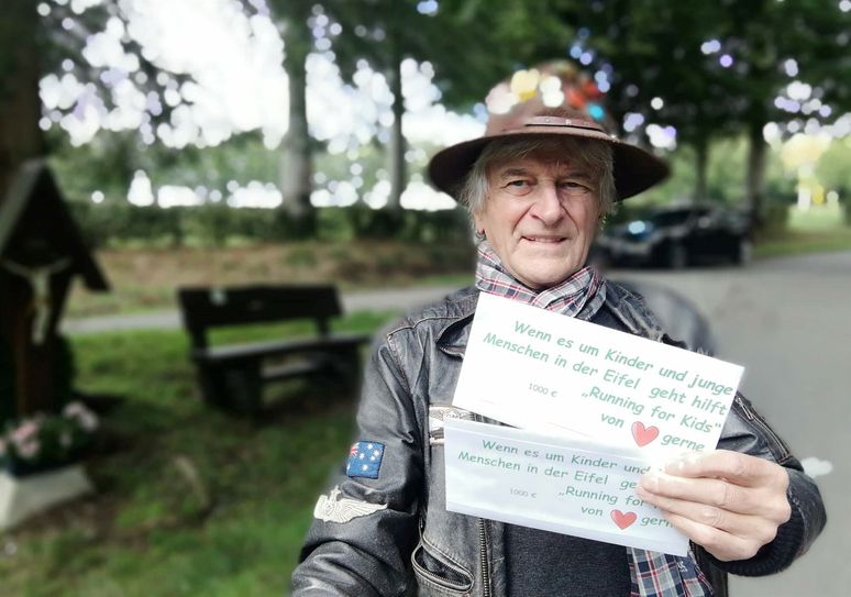 An seinem legendären Verpflegungsstand des Monschau Marathon übergab Peter Borsdorff zweimal 1000 Euro an notleidende Familien aus Kalterherberg.