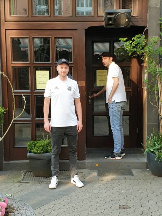 Markus Dötsch (l.) und Andre Groß vor der immer noch verschlossenen Kneipentür. Foto: TuS Mayen II
