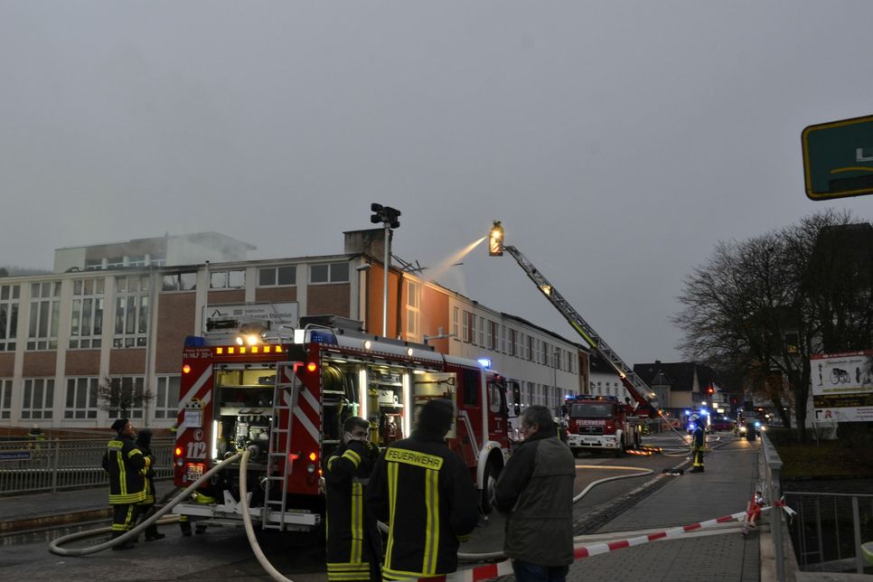Der gesamt Dachstuhl am Städtischen Johannes-Sturmius-Gymnasium Schleiden wurde ein Raub der Flammen. Fotos: Nielen