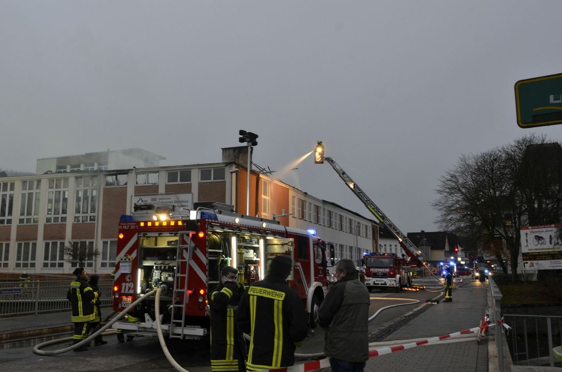 Der gesamt Dachstuhl am Städtischen Johannes-Sturmius-Gymnasium Schleiden wurde ein Raub der Flammen. Fotos: Nielen
