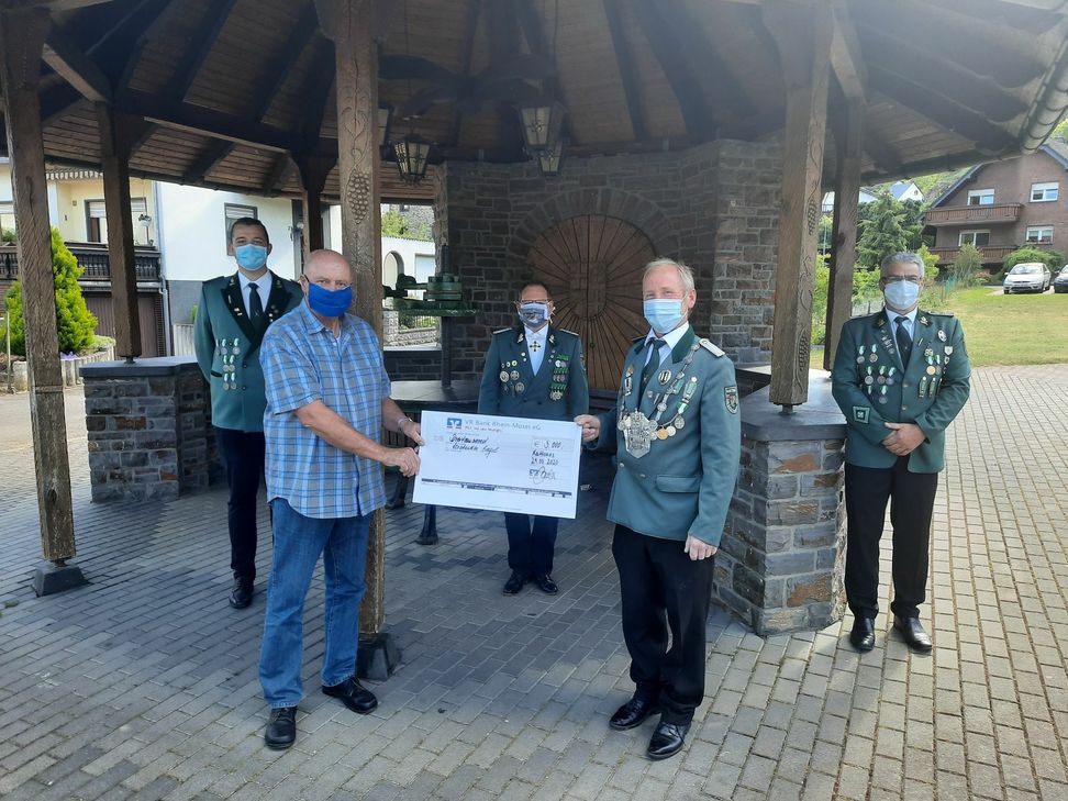 Bei der Spendenübergabe: (vorne v. l.) Bernd Neitzert, Peter Föhr, (v. l.) Eric Hidien, Jörg Bender und Thomas Leberig. Foto: St.Sebastianus Schützengilde Kattenes