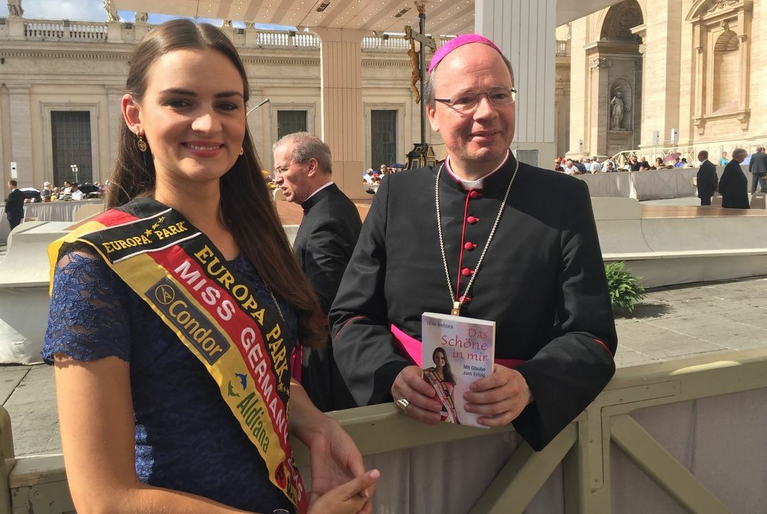 »Selfie« mit dem Papst: Deutschlands schönste Frau Lena  Bröder. Foto: L. Bröder