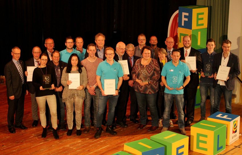 Die Zukunftsinitiative Eifel zeichnete im Kurhaus Gemünd 29 Vereine für deren vorbildliche Nachwuchsarbeit aus. Aus der Nordeifel nahmen Vertreter von Musikverein Lyra Höfen 1985, Heimat- und Eifelverein Rott, SV Germania Eicherscheid, TV Roetgen 1894 sowie vom Ort- und Verkehrsverein Rurberg-Woffelsbach die Auszeichnung entgegen. Foto: Thomas Schmitz/pp/Agentur ProfiPress