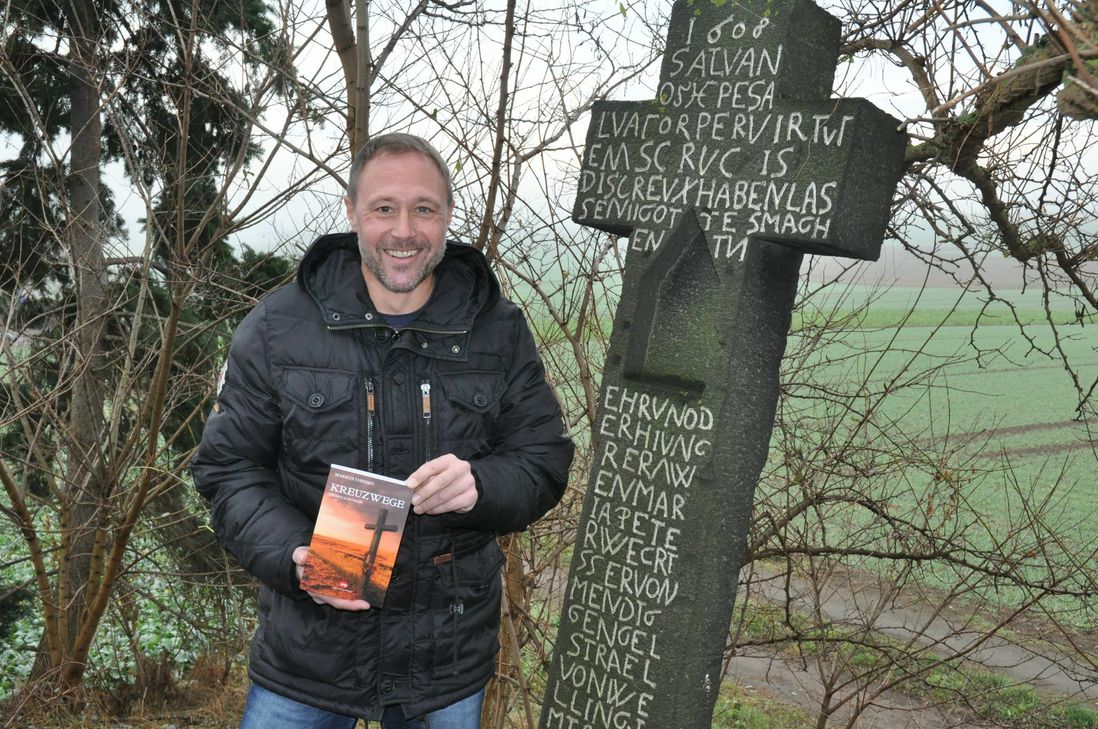 Markus Theisen an einem Wegekreuz, das in seinem neuen Kriminalroman eine besondere Rolle spielt.