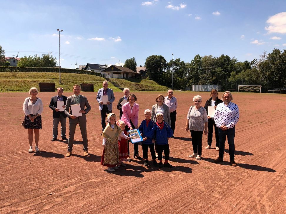 Hoher Besuch auf dem Aschenplatz, der bald schon der Vergangenheit angehören soll: Ina Scharrenbach, Ministerin für Heimat, Kommunales, Bau und Gleichstellung in NRW, überbrachte 1,84 Millionen Euro für den Ausbau von drei Sportstätten im Nideggener Stadtgebiet - unter anderem an der Schmidter Eichheckstraße, wo ein Kunstrasenplatz entstehen soll.Foto: T. Förster