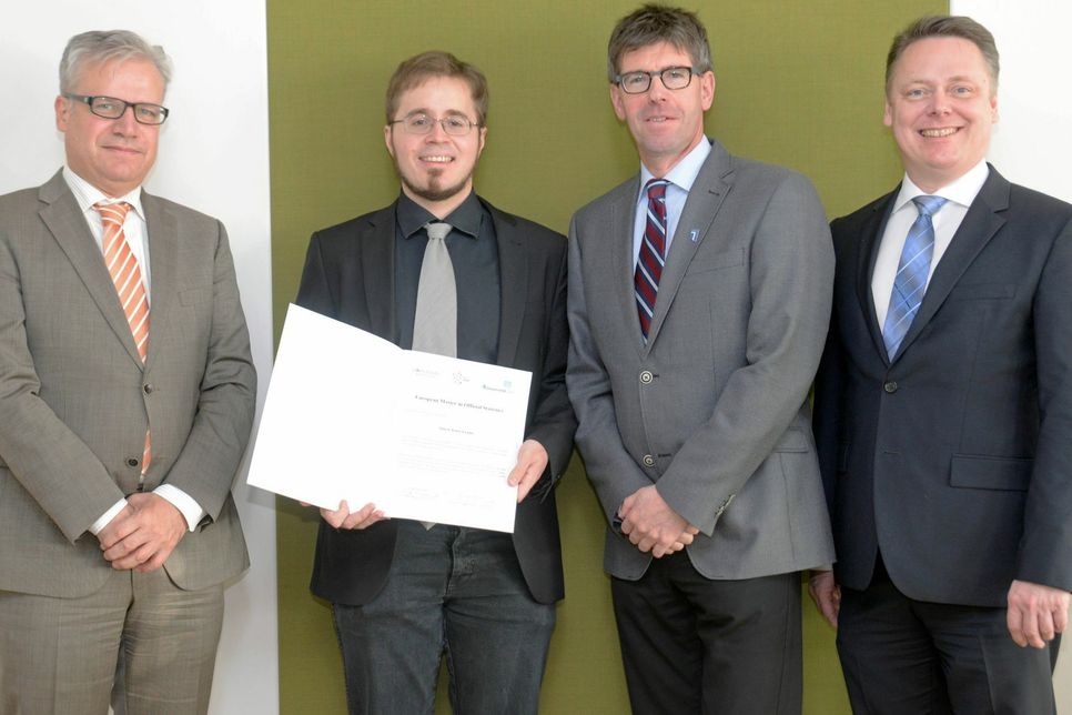 Als erster Absolvent hat Simon Lenau (Zweiter von links) das EMOS-Zertifikat erhalten. Da-zu gratulierten (von links) Prof. Dr. Markus Zwick, Prof. Dr. Michael Jäckel und Prof. Dr. Ralf Münnich. Foto: Uni Trier
