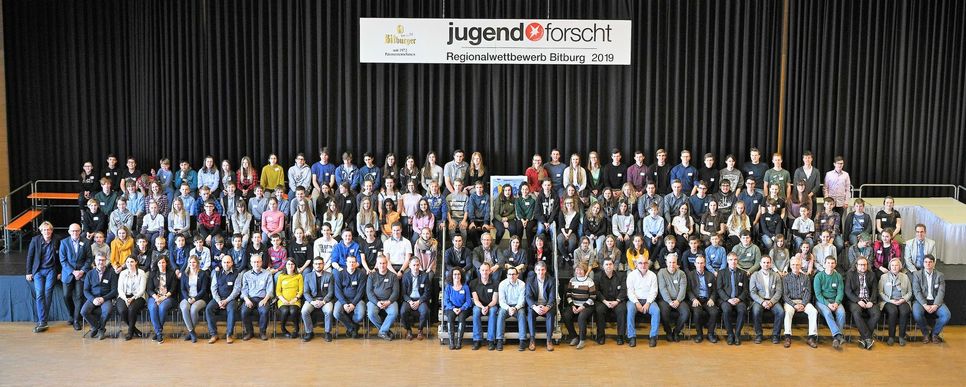 Teilnehmer, Juroren und das Organisationsteam von "Jugend forscht - Schüler experimentieren" am 18. Februar in der Bitburger Stadthalle. Foto: Bitburger/funkbild