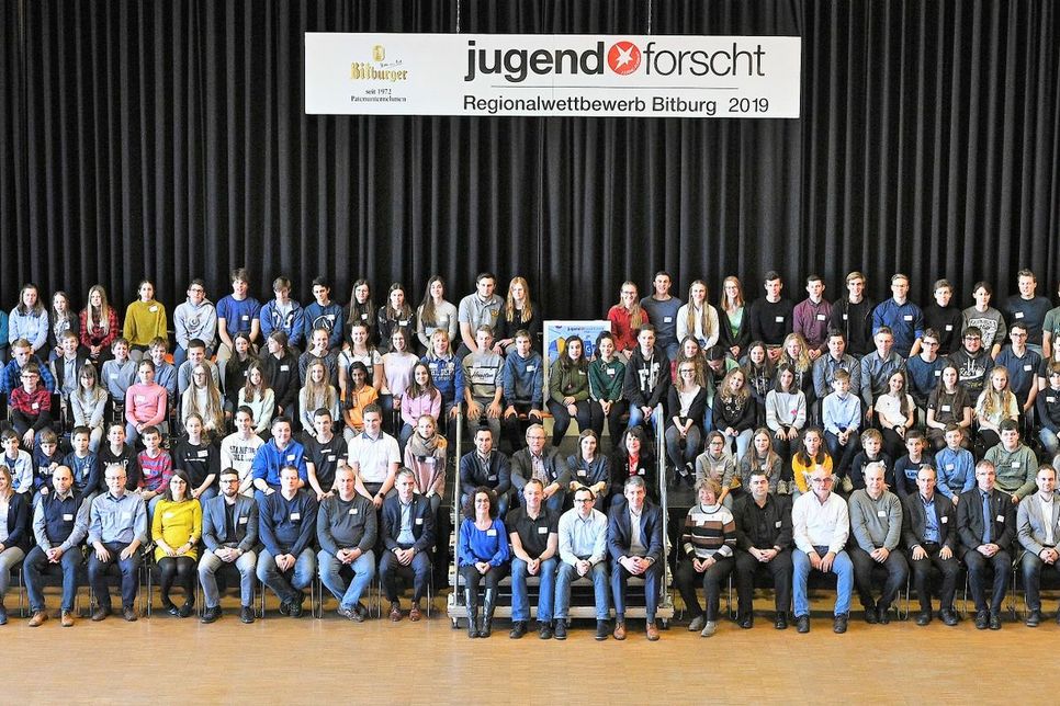 Teilnehmer, Juroren und das Organisationsteam von "Jugend forscht - Schüler experimentieren" am 18. Februar in der Bitburger Stadthalle. Foto: Bitburger/funkbild