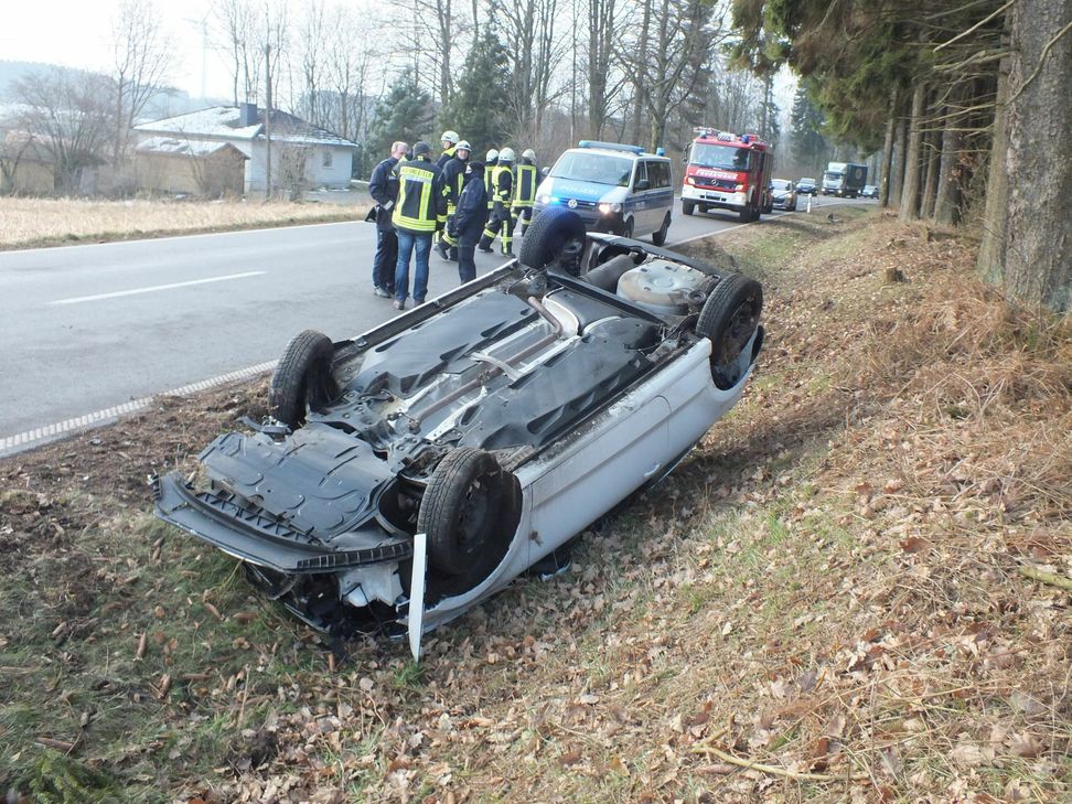 Zwei PKW stießen aus bislang ungeklärten Gründen frontal zusammen und schleuderten in den Seitengraben. Dabei überschlugen sie sich und blieben auf dem Dach liegen. Foto: Agentur Siko