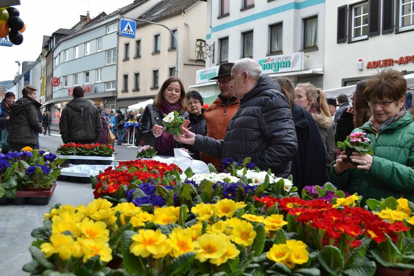 Die für den motorisierten Verkehr gesperrte Hauptstraße lädt am Sonntag zwischen 12 Uhr und 17 Uhr ebenso zu einem entspannten Bummel ein wie die Adenauer Geschäftswelt.Foto: Archiv/Bach