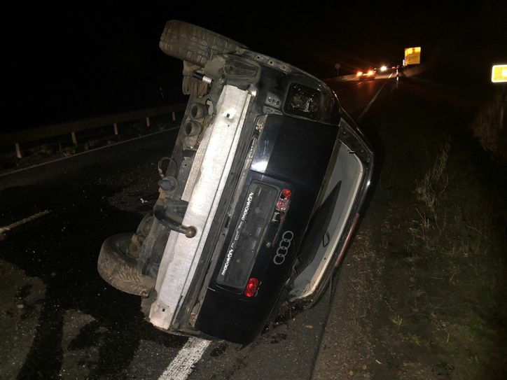 Ein ausgeschlachteter Pkw fiel von einem Anhänger, die B 41 musste zeitweise voll gesperrt werden.  Fotos: Polizei