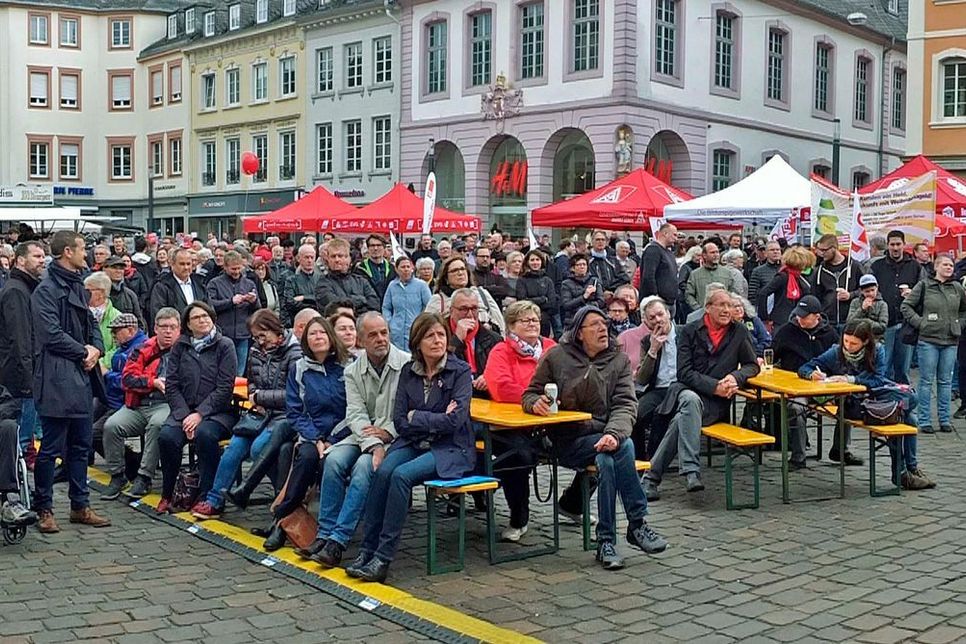 Der DGB veranstaltet die zentrale Kundgebung auf dem Hauptmarkt in Trier. Im vergangenen Jahr nahmen auch Ex-OB Klaus Jensen und Ministerpräsidentin Malu Dreyer (rechts vorn sitzend) daran teil. Foto: DGB