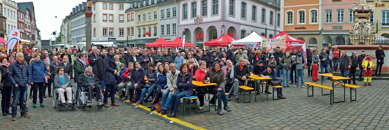 Der DGB veranstaltet die zentrale Kundgebung auf dem Hauptmarkt in Trier. Im vergangenen Jahr nahmen auch Ex-OB Klaus Jensen und Ministerpräsidentin Malu Dreyer (rechts vorn sitzend) daran teil. Foto: DGB