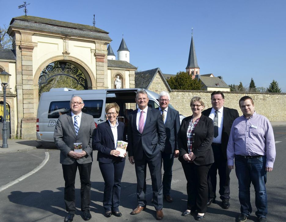 Vertreter von Kreis, Nordeifel Tourismus und dem Verkehrsunternehmen RVK stellten den neuen Wanderbus vor, der seit Ostern Wanderfreunde zu Start und Ziel der Eifelsteig-Etappen im Kreis Euskirchen bringt.