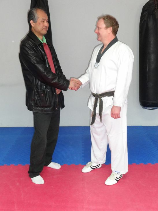 Im Bild von links: Prüfer und Großmeister Chung 7.Dan und Jürgen Britzius 6.Dan.