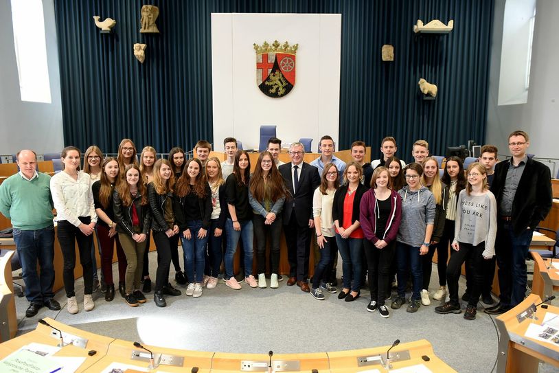 Landtagsvizepräsident Hans-Josef Bracht nach dem Schülerlandtag mit den Schülern der IGS Kastellaun im Plenum des rheinland-pfälzischen Landtages. (Foto: Landtag RLP)