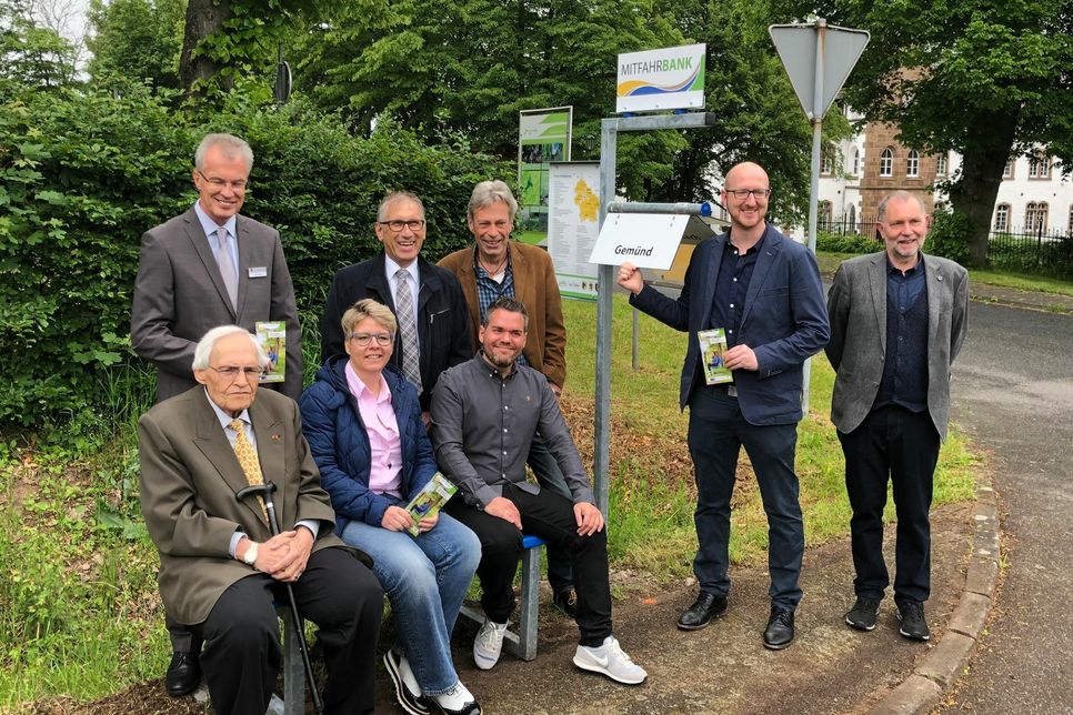 Vertreter der LEADER-Region Eifel und der beteiligten Kommunen präsentierten die neuen Mitfahrerbänke, die es jetzt in sieben Städten und Gemeinde der Nordeifel gibt. Foto: T. Förster