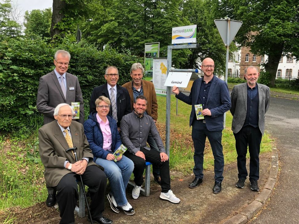 Vertreter der LEADER-Region Eifel und der beteiligten Kommunen präsentierten die neuen Mitfahrerbänke, die es jetzt in sieben Städten und Gemeinde der Nordeifel gibt. Foto: T. Förster