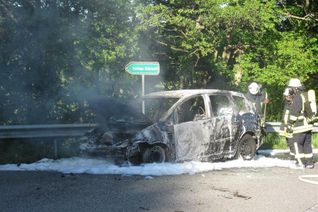 Bis zum Eintreffen der Rettungskräfte stand das Fahrzeug bereits in Vollbrand. Die Hunsrückhöhenstraße war im Bereich der Einsatzstelle für eine Stunde nur einspurig befahrbar. Die Feuerwehren aus Hilscheid, Bäsch und Thalfang mit insgesamt 30 Einsatzkräften vor Ort. Foto: Polizei