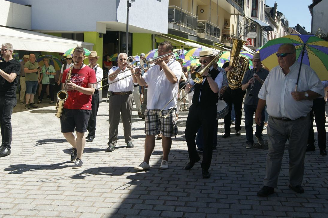 Am Sonntag ziehen die Musiker des Jazz Festivals in einer Parade durch Gerolstein.Foto: Archiv