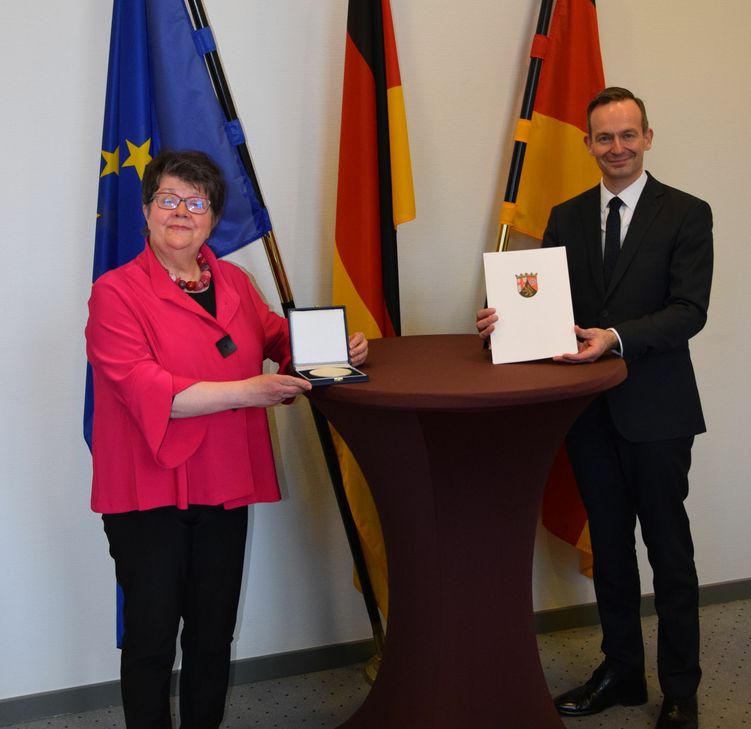 Als Gesellschaft sind wir auf den zusätzlichen Einsatz vieler Menschen angewiesen. Die Wirtschaftsmedaille ist ein sichtbares Zeichen für diese Leistung. Wirtschaftsminister Dr. Volker Wissing und Hildegard Kaefer bei der Übergabe. (Foto: MWVLW)