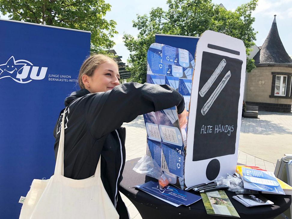 Nadine Benischek aus Wittlich gibt ihr Gerät gerne ab.   Foto: Sarah Stieren