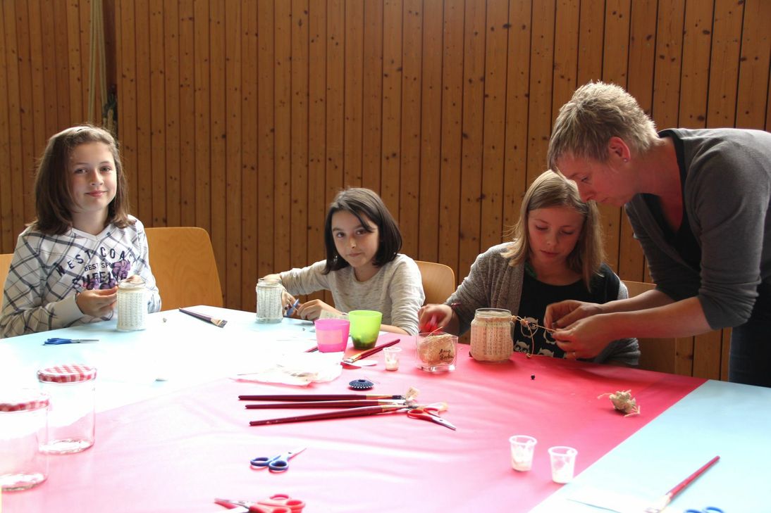 v. l.: Leonard Preisler, Sven Philipsen und Kristina Brixius haben Handys am Schlossplatz in Wittlich eingesammelt.  Foto: Sarah Stieren