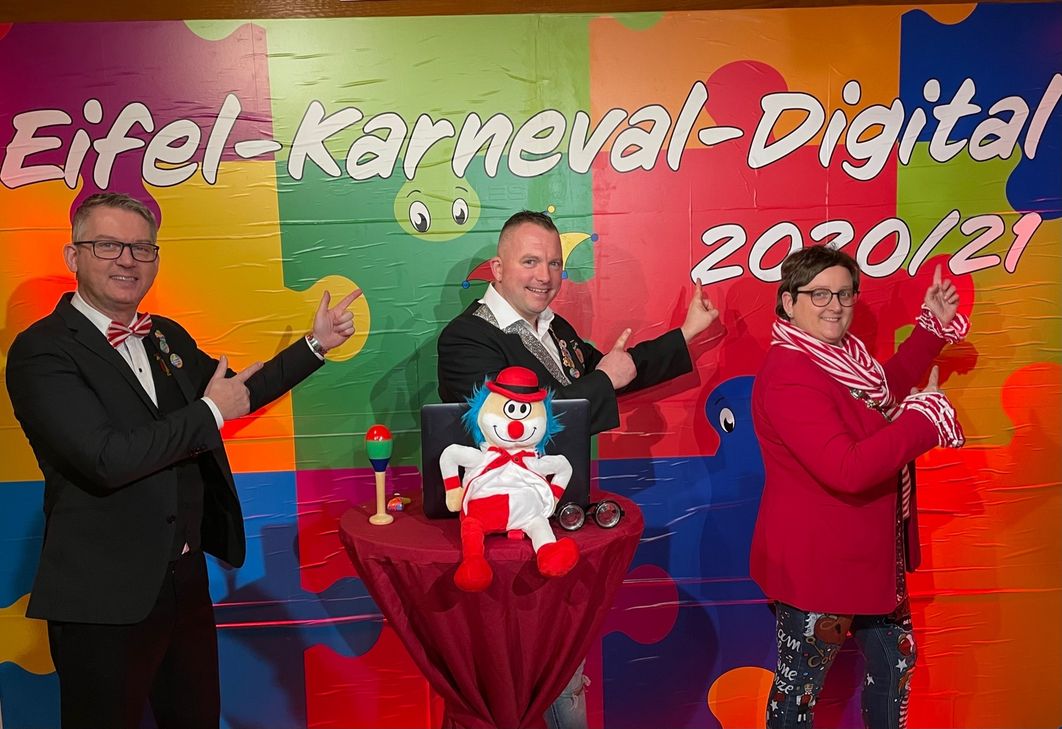 Auch ohne Publikum direkt vor der Pappnase wird das »digitale« Dreigestirn Udo Nöllen (v.l.), Thomas Stolz, Tanja Leclaire-Dederchs per Stream den Karneval zelebrieren. Foto: Eifel Karneval Digital