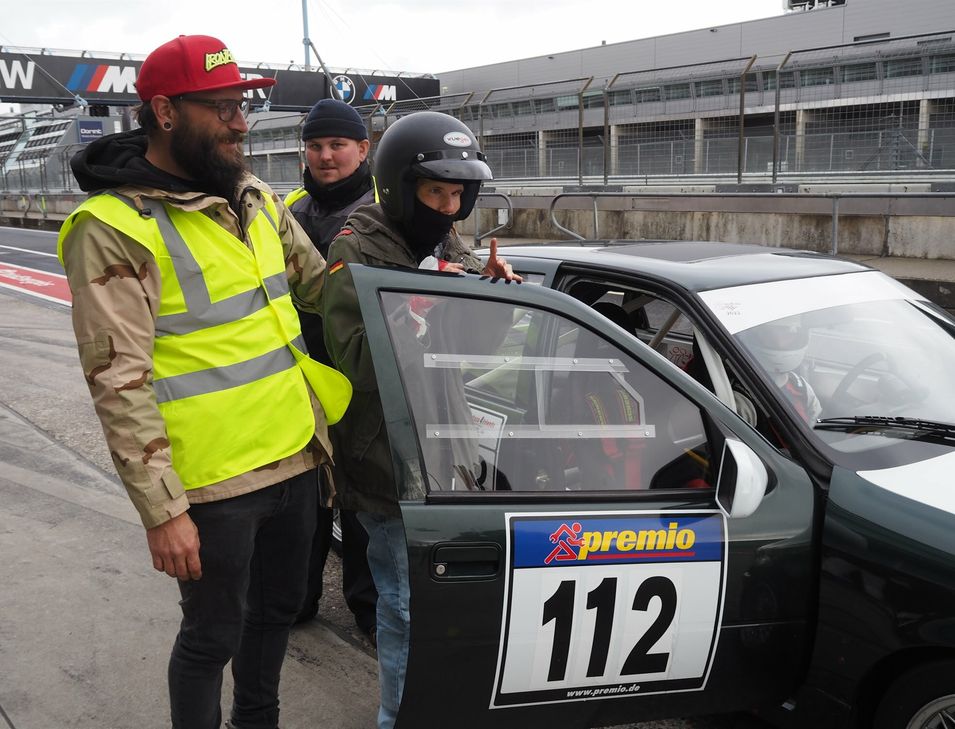 Yannik Lauer, Bewohner des Caritas Zentrums Mendig,  vor seiner Runde im Rennauto.