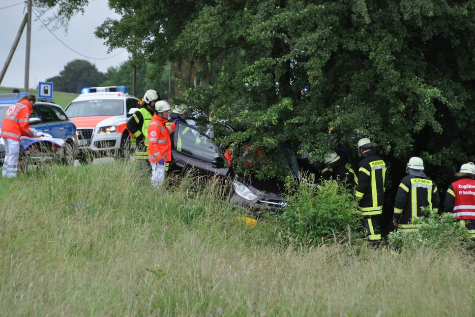 Ein Autofahrer ist bei einem Unfall auf der B407 zwischen Hermeskeil und Kell (Kreis Trier-Saarburg) am Montagnachmittag schwer verletzt worden. Fotos/Video: Agentur Siko
