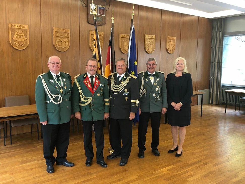 Heinz Wollgarten (Schützen Höfen), Bezirksbundesmeister und Ritter vom Heiligen Sebastianus in Europa Kurt Bongard, Peter-Olaf Hoffmann (EGS) und Norbert Breidenich (Schützen Höfen) freuen sich mit Bürgermeisterin Margareta Ritter auf den Besuch  von 300 Schützen aus sieben europäischen Ländern. Foto: T. Förster