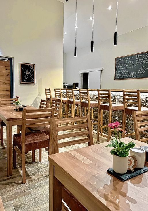 Außenansicht, gemütliches Bistro mit Wintergarten und Impressionen vom Eröffnungsfest. Fotos: EIDEN dorf.treff.