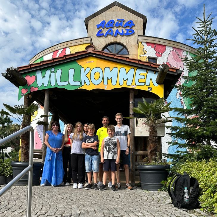 Mit dabei waren die Messdienerinnen Leonie Hölzmann und Hanna Kraft.  Begleitet wurden sie von den Kardener Jugendlichen um Samara Hoffmann, Ben Hölzmann, und Milan Behrendt sowie den Betreuern Maximilian Lemler (selbst noch Messdiener in der Gemeinde), Veronika Scharf und Thomas Fischer.