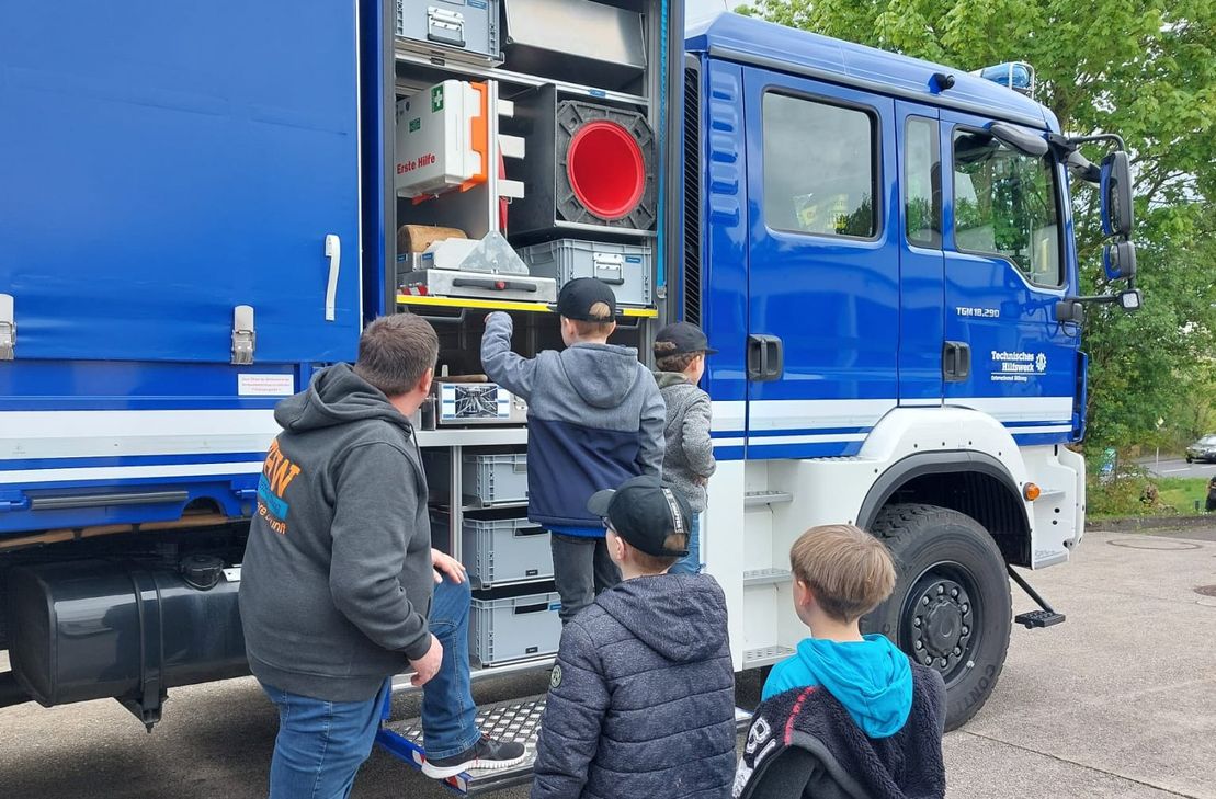Die Kinder erkunden das Einsatzfahrzeug.