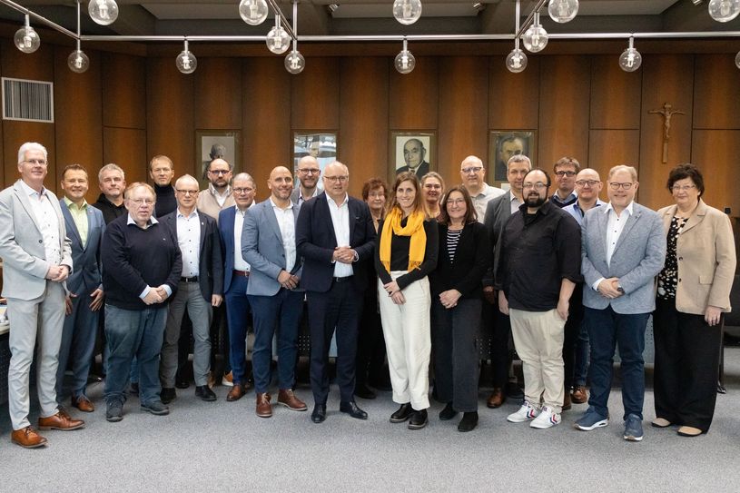 Vorsitz und Geschäftsführung (vorne v.l.) Michael Ramacher, Jochen Weiler, Dr. Carmen Krämer, Astrid Joraschky, René Wißgott umrahmt vom Aufsichtsrat der Rureifel Tourismus GmbH.Foto: Rureifel Tourismus GmbH