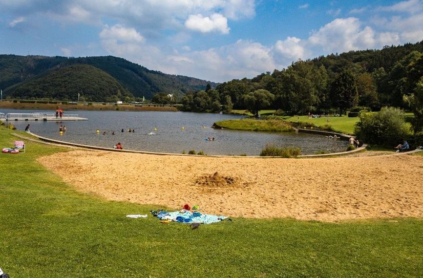 Im Eiserbachsee in Rurberg lässt es sich ebenso wie im Naturfreibad Einruhr bedenkenlos baden.