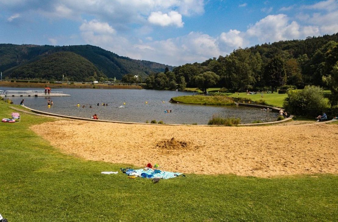 Im Eiserbachsee in Rurberg lässt es sich ebenso wie im Naturfreibad Einruhr bedenkenlos baden.