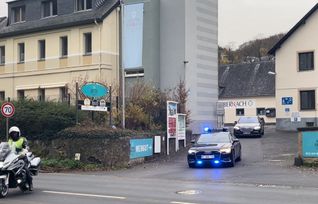 Dieser geheimnisvoller Blaulicht-Konvoi sorgt für Spekulationen im Kreis Cochem-Zell.