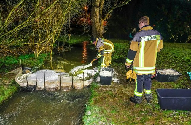 Seit dem Großeinsatz am 11. März sind an vielen Stellen des Simmerbaches Ölsperren eingerichtet.
