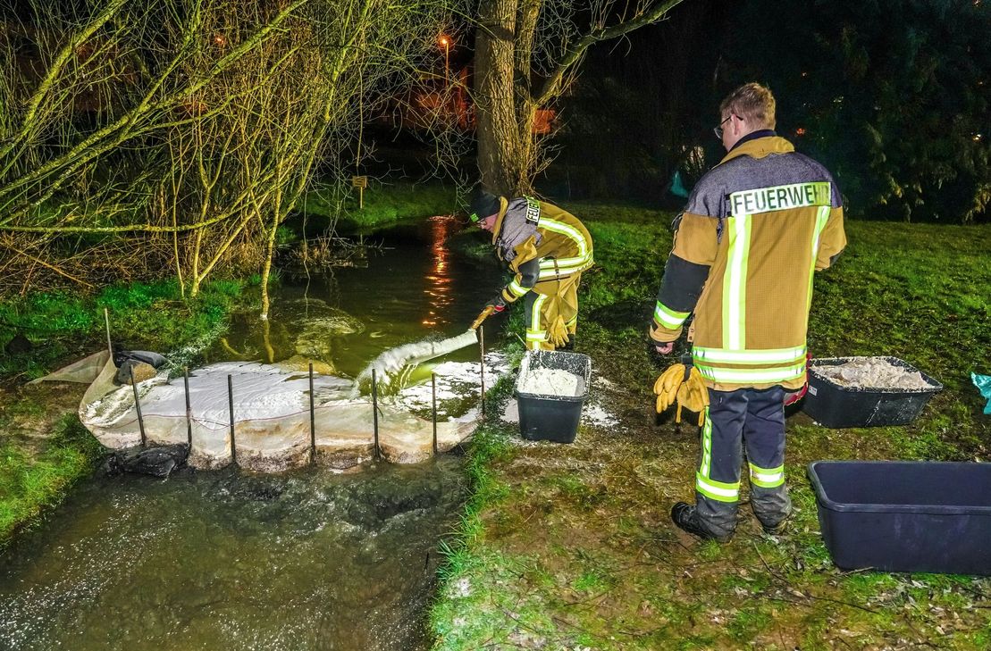Seit dem Großeinsatz am 11. März sind an vielen Stellen des Simmerbaches Ölsperren eingerichtet.