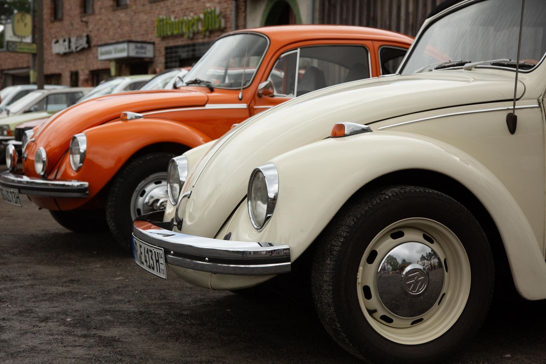 VW-Käfer vor der Gaststätte Wattler im LVR-Freilichtmuseum Kommern.