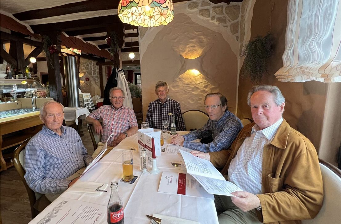 Klaus Thiel (91, v.li.), Günter Roitzheim (90), Peter Kloock (90), Johannes Wälder(90) und Friedel Kaspers (92) trafen sich zum Klassentreffen. Es war das 69. Mal, seit man im Jahr 1954 am Euskirchener Emil-Fischer-Gymnasium das Abitur gemacht hatte. Der sechste Schulkamerad im Bunde wollte nicht mit auf das Bild.