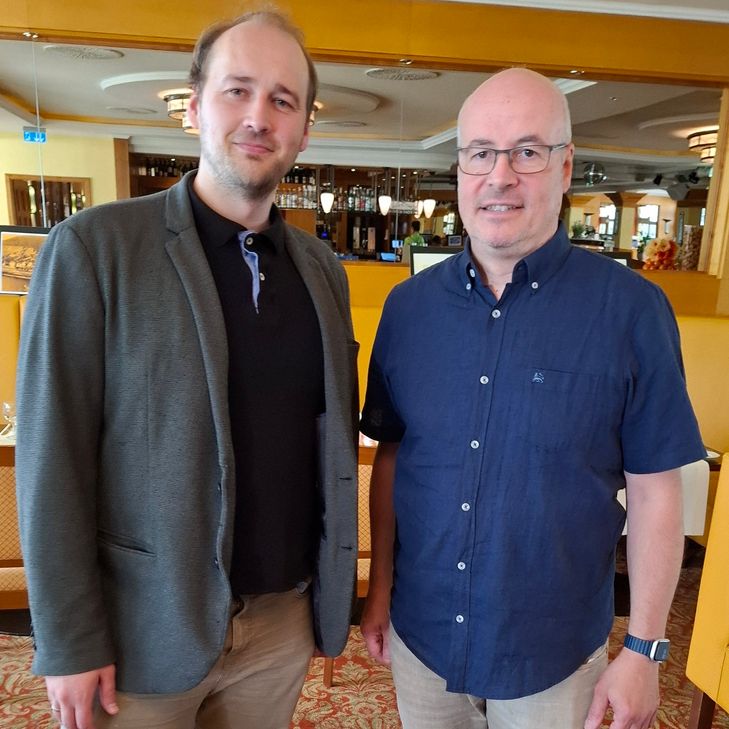 Viktor Kaltenberg (Edeka Kaltenberg) in Treis-Karden und Oliver Bell vom "Schloss-Hotel Petry" in Karden freuen sich auf das Gourmet-Event "Wine and Dine" am 21. November.