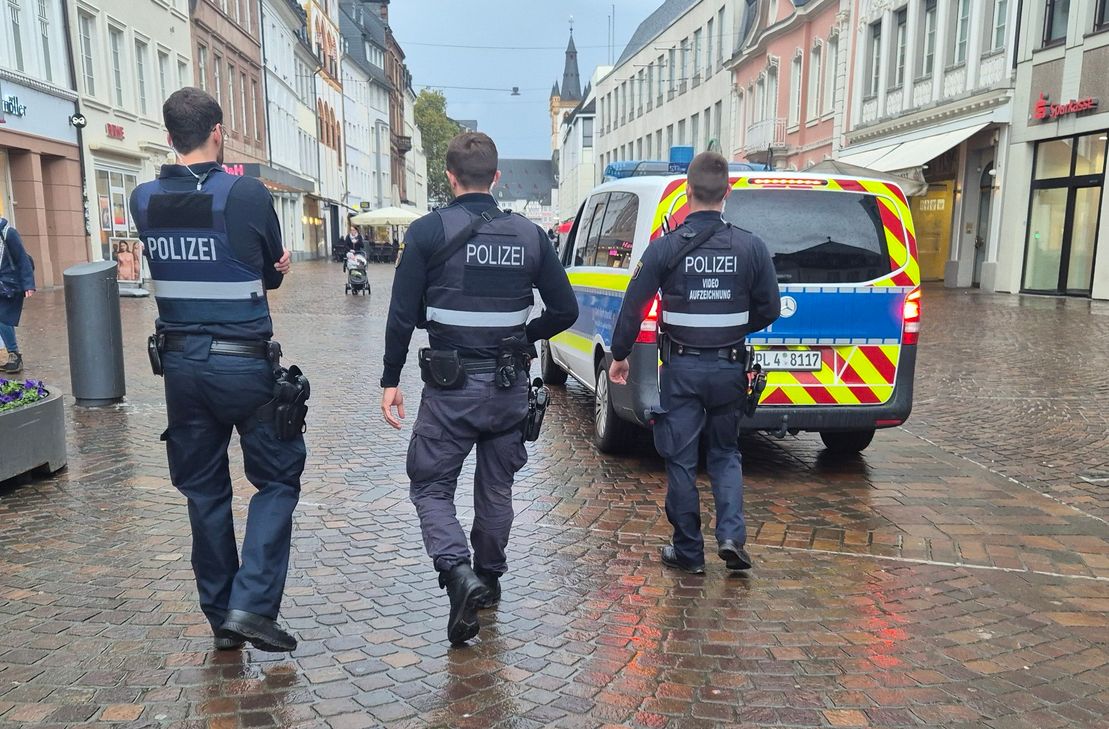 Polizeistreife in der Fußgängerzone Trier.