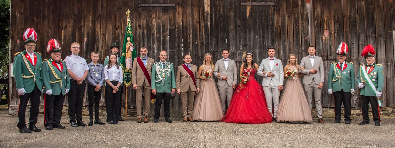 Die Majestäten v.l. Tom Guminski, Leon Bünten (Schülerprinz), Laura Heiss, Frank Bünten, Axel Rüttgers (König), Edgar Rüttgers, Stefanie Ahns, Daniel Wirtz, Melanie Ahns (Prinzessin), Pascal Nießen, Celina Ahns, Steffen Prinz.