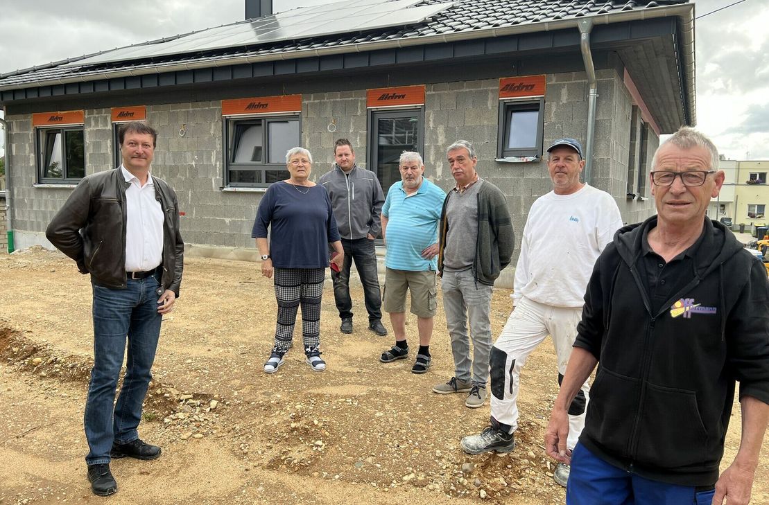 Das neue Haus der Familie Eßer, das nach der Flut an der Stelle des alten Heims, das abgerissen werden musste, errichtet wird, macht sehr gute Fortschritte.