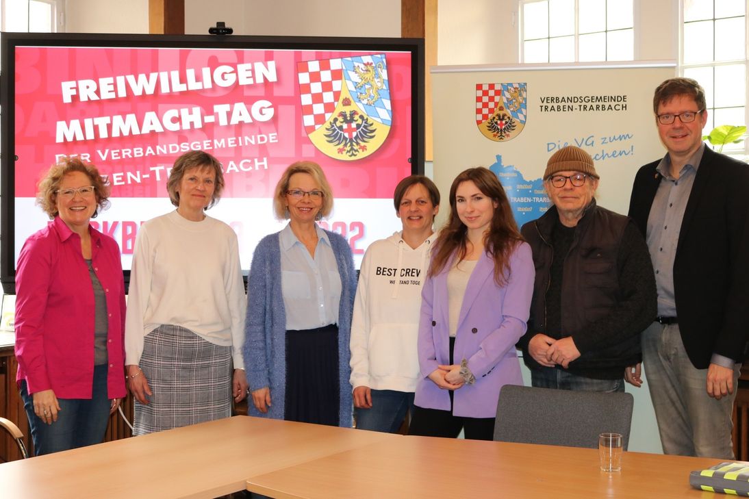 V.l.n.r.: Dagmar Barzen, Gerda Knorrn-Belitz, Angelika Schmidt, Jennifer Markert-Clauß, Katja Reuter, Heinz Butzen und Marcus Heintel