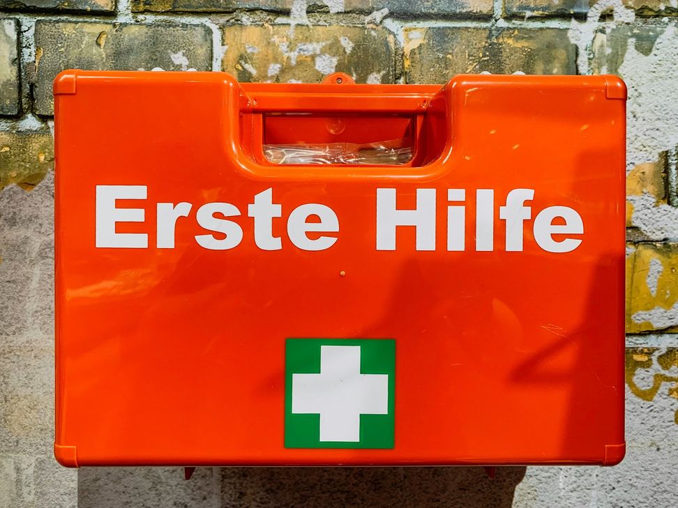 Erste Hilfe an Erwachsenen und Kindern lernen - das dRK-Bildungswerk Eifel-Mosel-Hunsrück bietet dazu passende Kurse an.